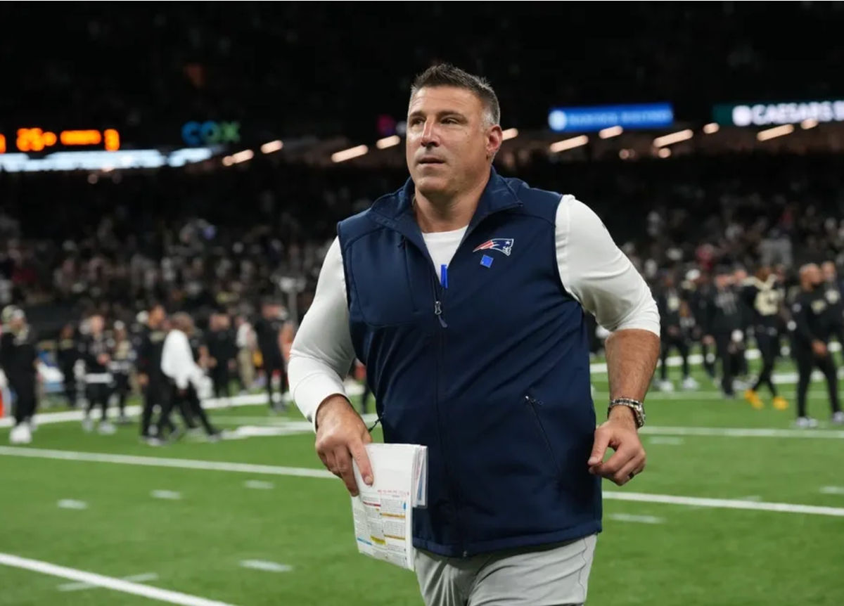 12 de octubre de 2025; Nueva Orleans, Luisiana, EE. UU.; El entrenador de los New England Patriots, Mike Vrabel, sale corriendo del campo tras un partido contra los New Orleans Saints en el Caesars Superdome. Crédito obligatorio: Matthew Hinton-Imagn Images.