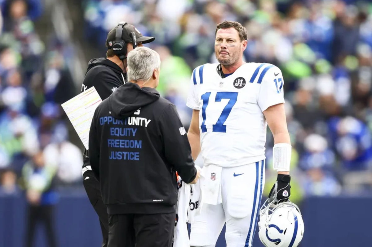14 de diciembre de 2025; Seattle, Washington, EE. UU.; El entrenador en jefe de los Indianapolis Colts, Shane Steichen (izquierda), conversa con el mariscal de campo Philip Rivers (17) durante un tiempo muerto en el segundo cuarto contra los Seattle Seahawks en el Lumen Field. Crédito obligatorio: Kevin Ng-Imagn Images