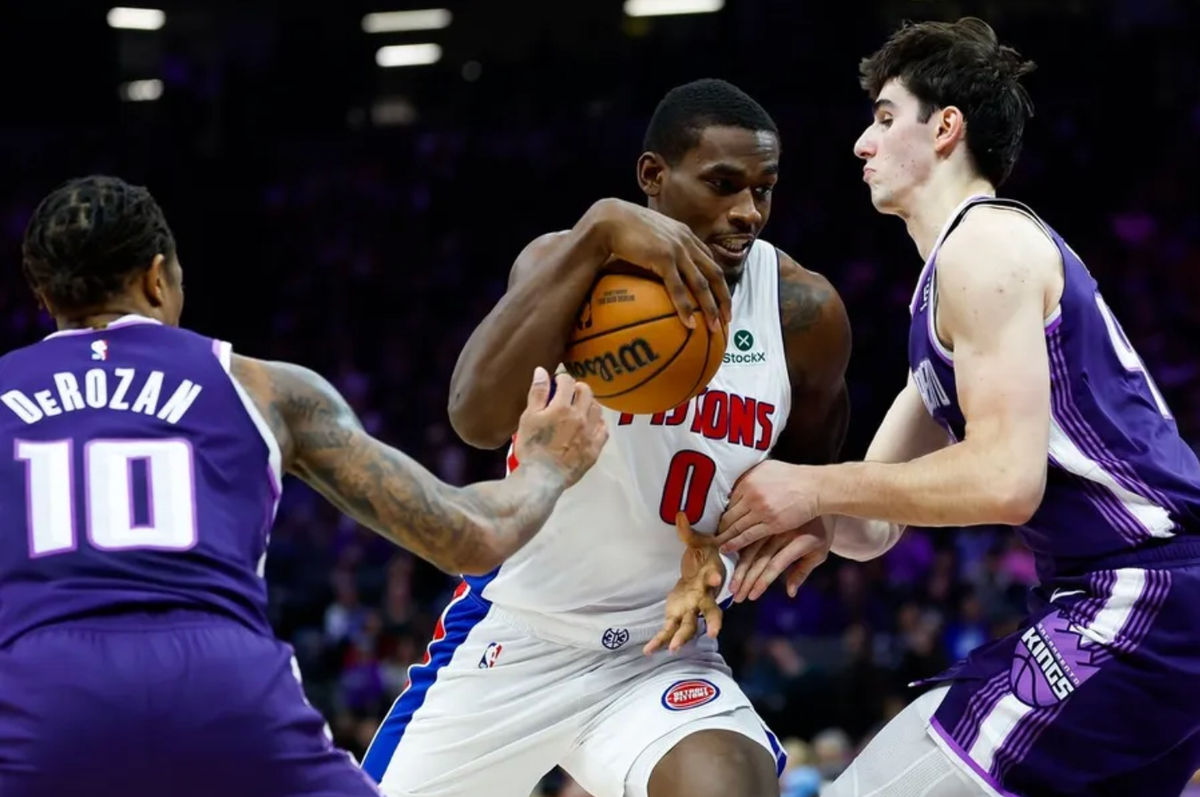 23 de diciembre de 2025; Sacramento, California, EE. UU.; El pívot de los Detroit Pistons, Jalen Duren (0), penetra hacia la canasta contra el pívot de los Sacramento Kings, Maxime Raynaud (42), durante el segundo cuarto en el Golden 1 Center. Crédito obligatorio: Sergio Estrada-Imagn Images.