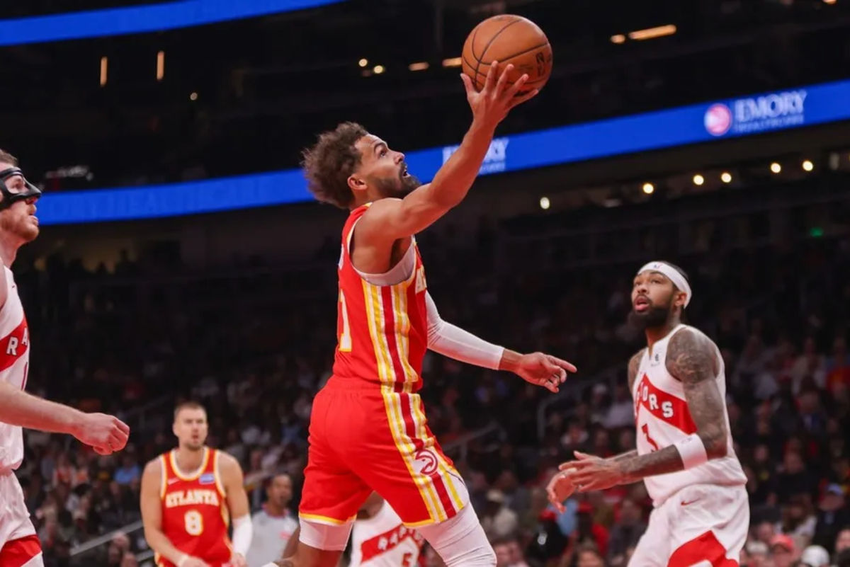 22 de outubro de 2025; Atlanta, Geórgia, EUA; O armador do Atlanta Hawks, Trae Young (11), arremessa contra o Toronto Raptors no primeiro quarto na State Farm Arena. Crédito obrigatório: Brett Davis-Imagn Images