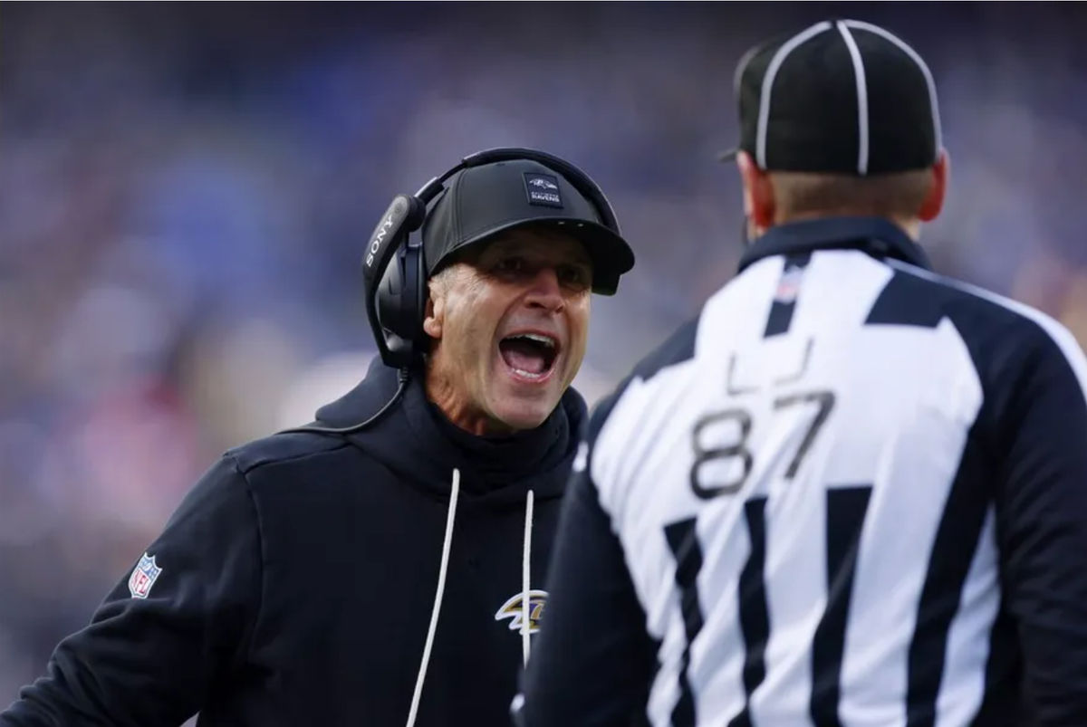 7 de diciembre de 2025; Baltimore, Maryland, EE. UU.; El entrenador de los Baltimore Ravens, John Harbaugh, le grita al juez de línea Tom Eaton (87) tras una decisión tomada tras una jugada contra los Pittsburgh Steelers durante la primera mitad en el estadio M&T Bank. Crédito obligatorio: Peter Casey-Imagn Images.