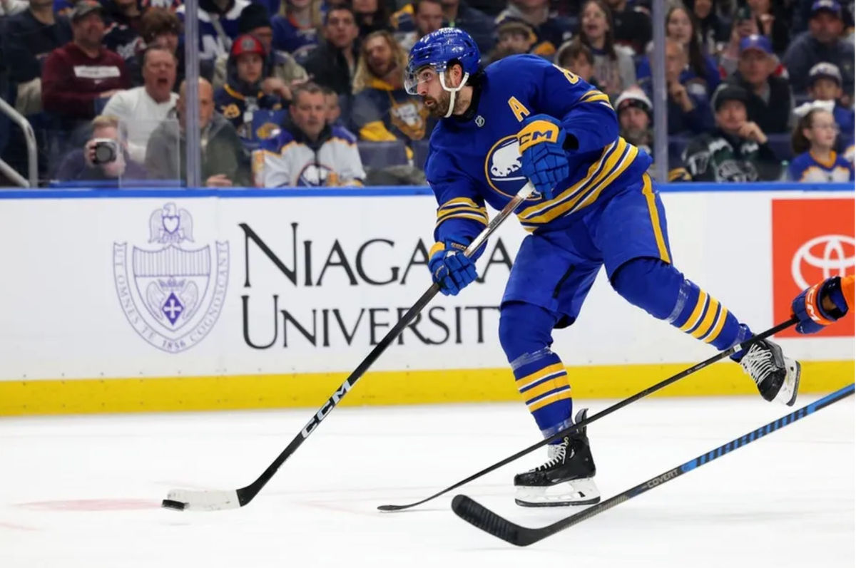 20 de diciembre de 2025; Buffalo, Nueva York, EE. UU.; El extremo derecho de los Buffalo Sabres, Alex Tuch (89), remata a portería durante el segundo periodo contra los New York Islanders en el KeyBank Center. Crédito obligatorio: Timothy T. Ludwig-Imagn Images.