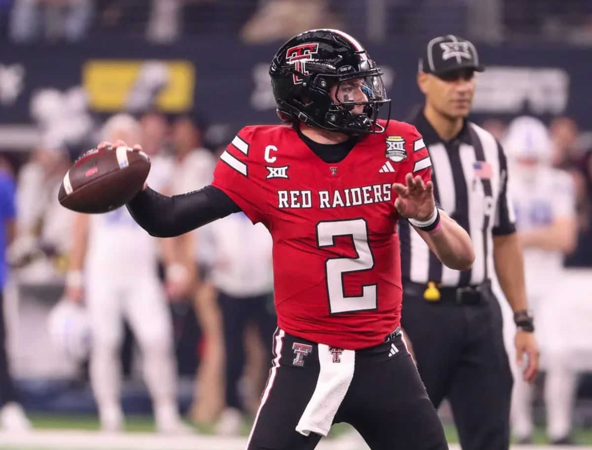 Behren Morton, de Texas Tech, se prepara para lanzar contra BYU durante el partido por el campeonato de fútbol americano de la Conferencia Big 12, el sábado 6 de noviembre de 2025, en el Estadio AT&T de Arlington. FOTO: USA TODAY SPORTS IMAGES