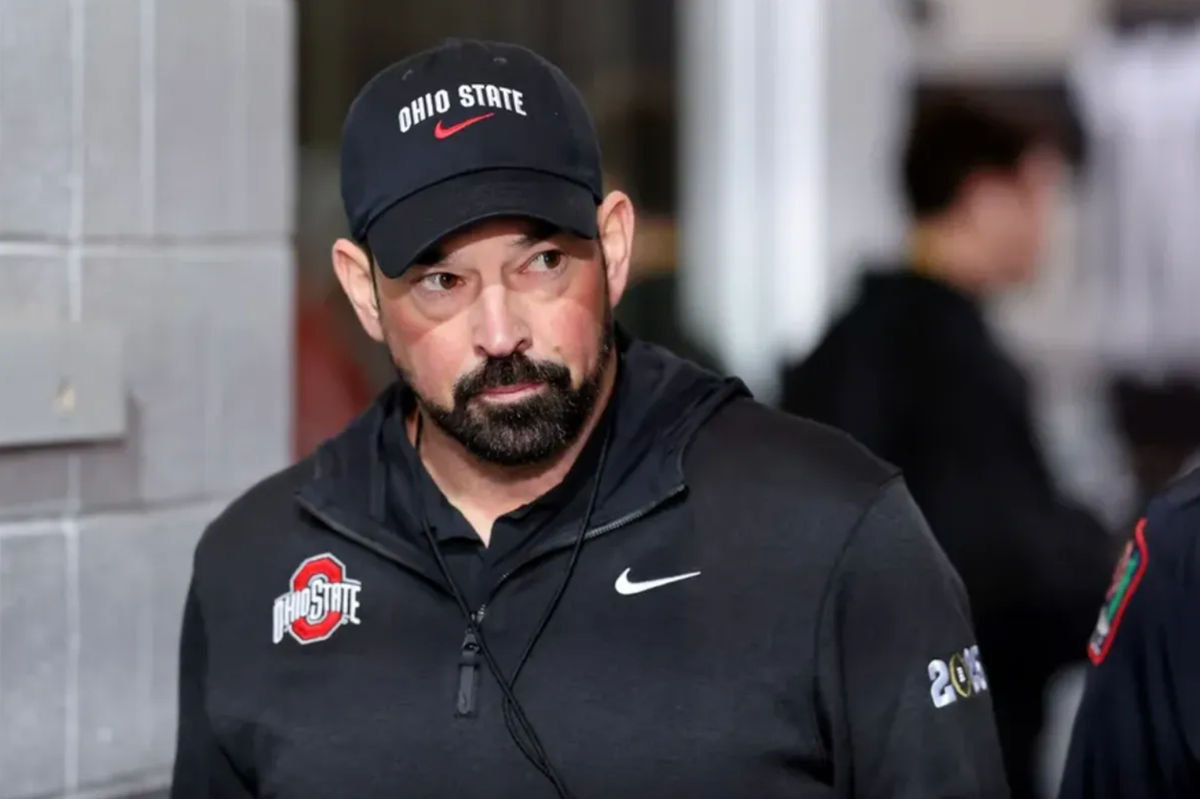 20 de enero de 2025; Atlanta, GA, EE. UU.; Ryan Day, entrenador de los Ohio State Buckeyes, antes del partido de fútbol americano universitario por el Campeonato Nacional de Fútbol Americano (CFP) en el Estadio Mercedes-Benz. Crédito obligatorio: Mark J. Rebilas-Imagn Images