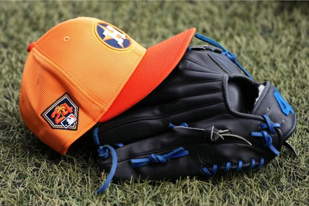 17 de febrero de 2024; West Palm Beach, Florida, EE. UU.; Foto detallada de la gorra de pretemporada de los Astros de Houston durante los entrenamientos de pretemporada. Crédito obligatorio: Jim Rassol-Imagn Images