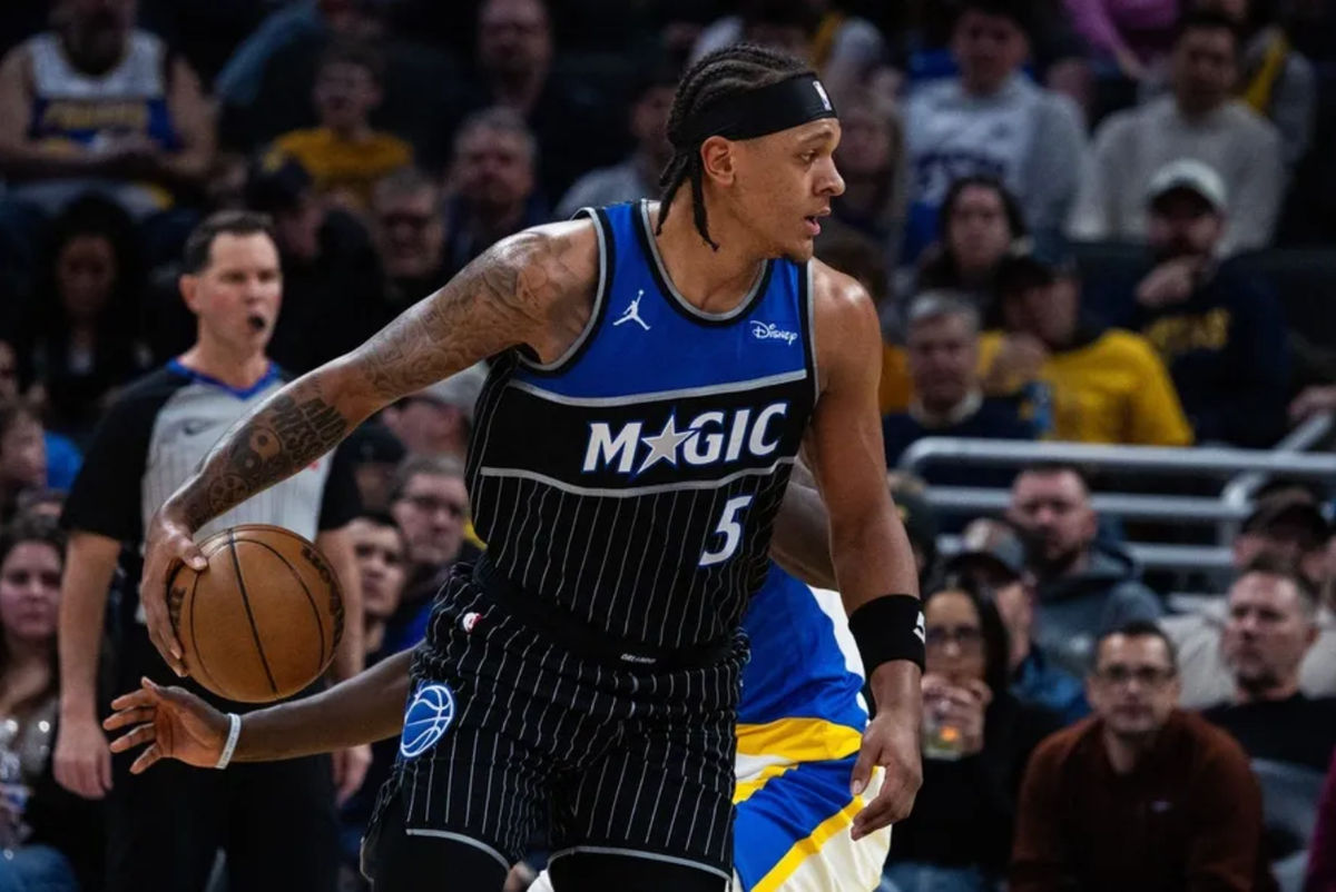 31 de diciembre de 2025; Indianápolis, Indiana; El delantero del Orlando Magic, Paolo Banchero (5), dribla el balón mientras el delantero de los Indiana Pacers, Pascal Siakam (43), defiende durante la primera mitad en el Gainbridge Fieldhouse. Crédito obligatorio: Trevor Ruszkowski-Imagn Images
