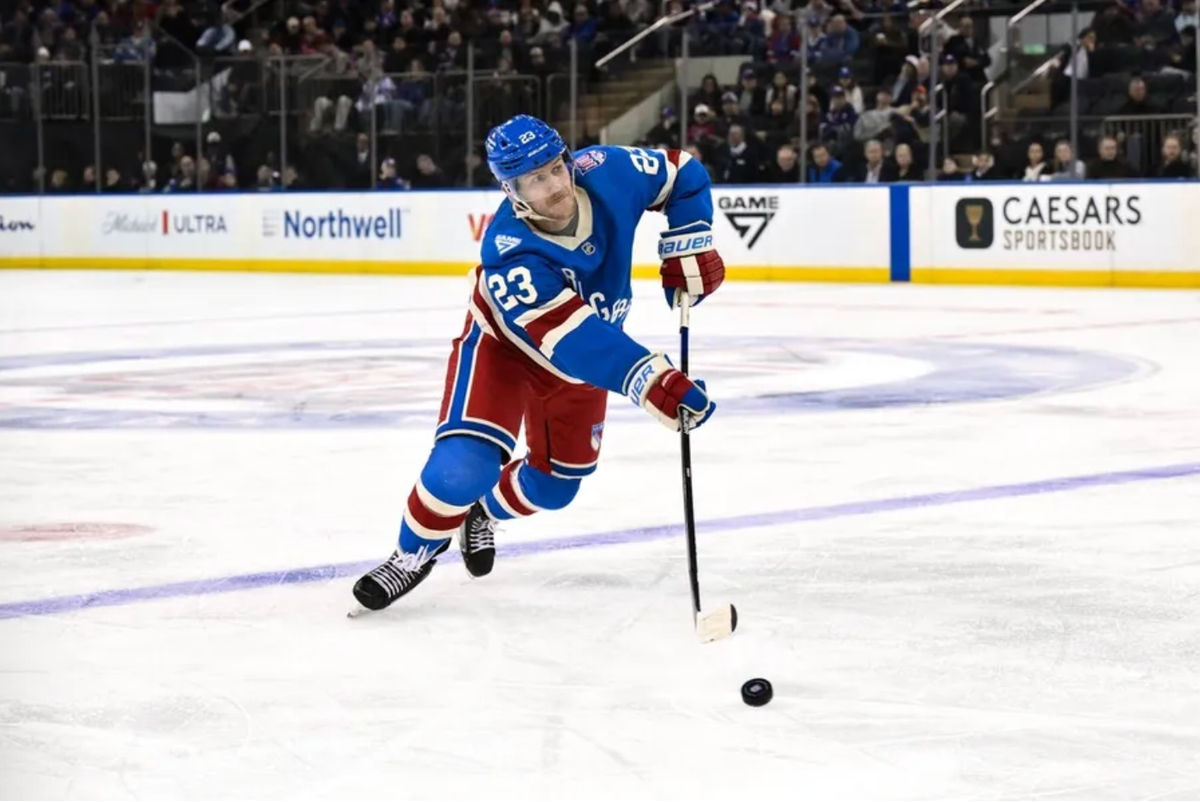 16 de noviembre de 2025; Nueva York, EE. UU.; El defensa de los New York Rangers, Adam Fox (23), pasa el disco contra los Detroit Red Wings durante el tercer periodo en el Madison Square Garden. Crédito obligatorio: John Jones-Imagn Images