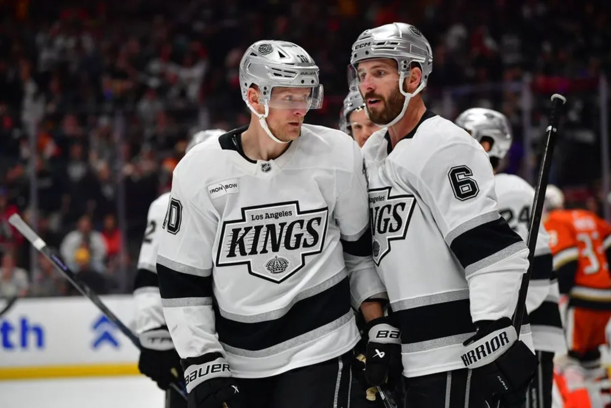 28 de noviembre de 2025; Anaheim, California, EE. UU.; El defensa de Los Angeles Kings, Joel Edmundson (6), celebra su gol contra los Anaheim Ducks con el extremo derecho Corey Perry (10) durante el tercer periodo en el Honda Center. Crédito obligatorio: Gary A. Vasquez-Imagn Images
