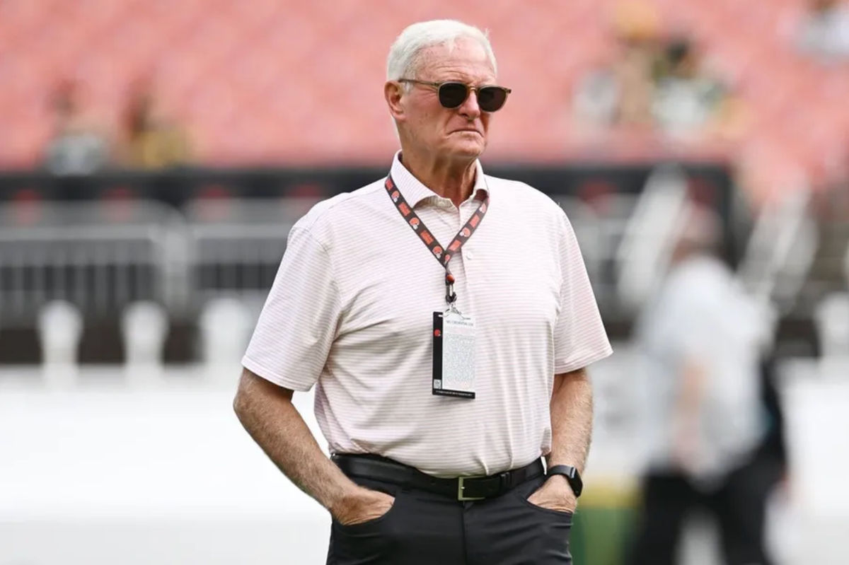 Cleveland, Ohio, EUA; Jimmy Haslam, sócio-gerente e principal sócio do Cleveland Browns, antes do jogo no Cleveland Browns Stadium. Crédito obrigatório: Ken Blaze-Imagn Images