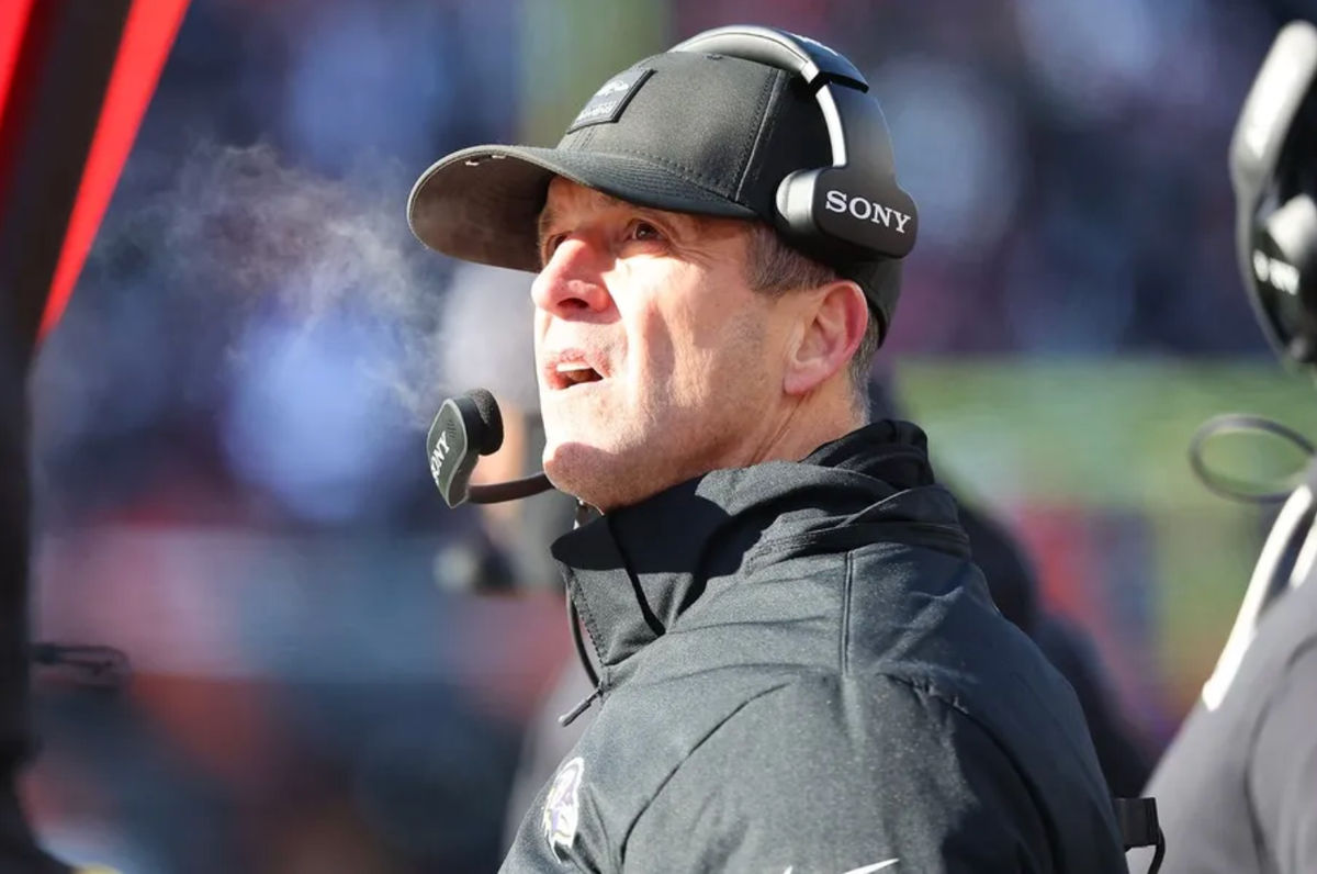14 de diciembre de 2025; Cincinnati, Ohio, EE. UU.; El entrenador de los Baltimore Ravens, John Harbaugh, revisa una repetición durante el segundo cuarto contra los Cincinnati Bengals en el Estadio Paycor. Crédito obligatorio: Joseph Maiorana-Imagn Images