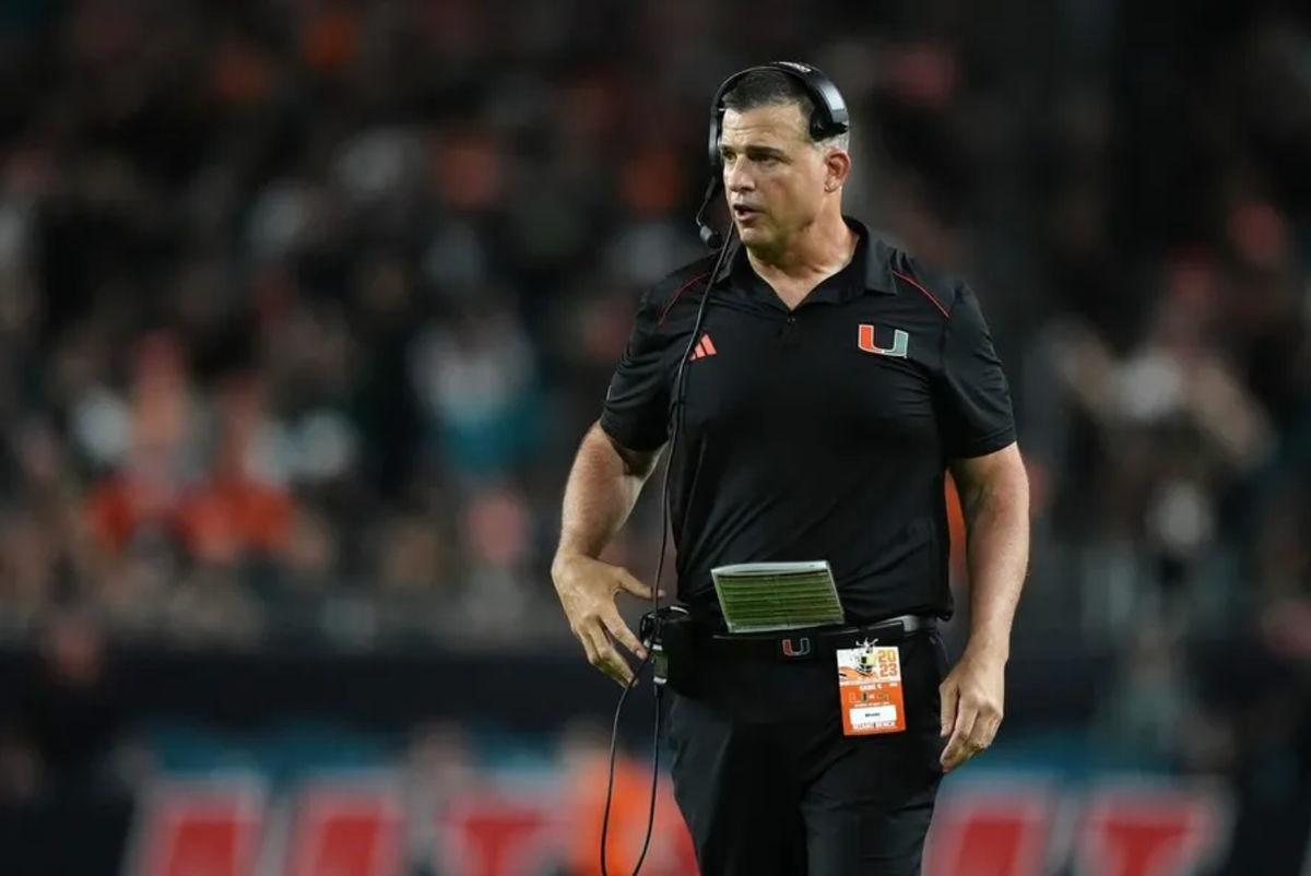 7 de outubro de 2023; Miami Gardens, Flórida, EUA; O técnico do Miami Hurricanes, Mario Cristobal, entra em campo no segundo tempo da partida contra o Georgia Tech Yellow Jackets no Hard Rock Stadium. Créditos: Jasen Vinlove-USA TODAY Sports