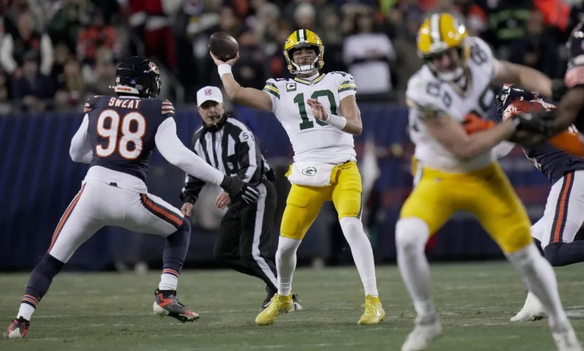 El mariscal de campo de los Green Bay Packers, Jordan Love (10), lanza campo abajo durante el primer cuarto de su juego contra los Chicago Bears el sábado 20 de diciembre de 2025 en Soldier Field en Chicago, Illinois.