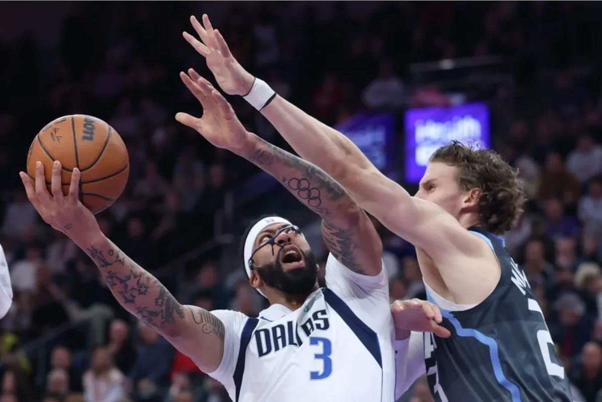 8 de janeiro de 2026; Salt Lake City, Utah, EUA; O ala do Dallas Mavericks, Anthony Davis (3), avança para a cesta contra o ala do Utah Jazz, Lauri Markkanen (23), durante o primeiro quarto no Delta Center. Crédito obrigatório: Rob Gray-Imagn Images