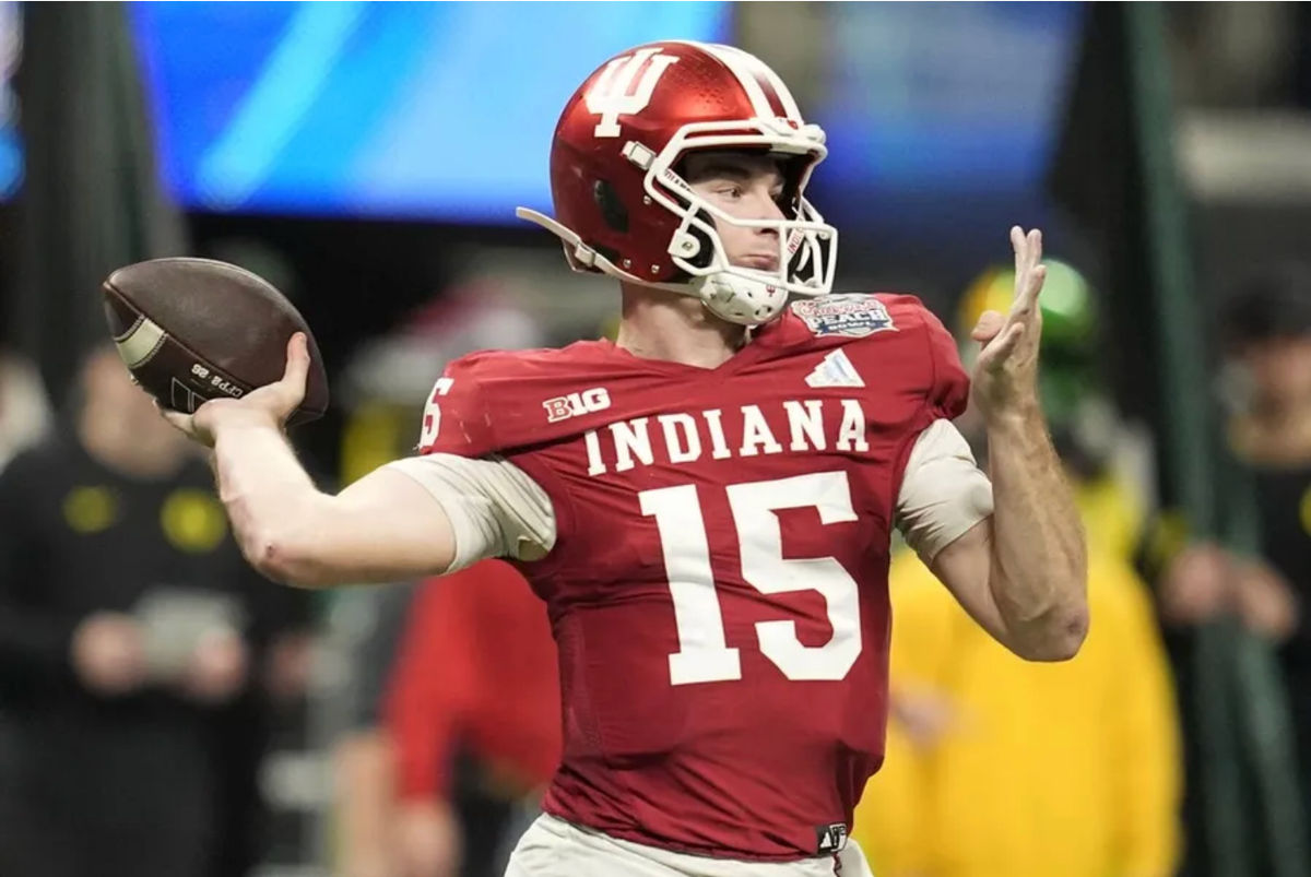 9 de janeiro de 2026; Atlanta, Geórgia, EUA; O quarterback do Indiana Hoosiers, Fernando Mendoza (15), lança um passe contra o Oregon Ducks durante o terceiro quarto do Peach Bowl de 2025, jogo semifinal do College Football Playoff, no Mercedes-Benz Stadium. Crédito obrigatório: Dale Zanine-Imagn Images