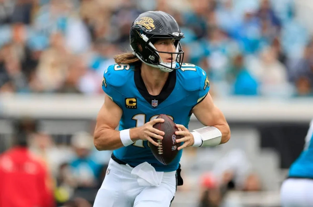 (NOTA DEL EDITOR: Reenviado con una imagen alternativa). El mariscal de campo de los Jacksonville Jaguars, Trevor Lawrence (16), intenta lanzar durante el segundo cuarto de un partido de fútbol americano de la NFL en el EverBank Stadium, el domingo 4 de enero de 2026, en Jacksonville, Florida. Los Jaguars derrotaron a los Titans 41-7, conquistando el título de la AFC Sur. [Corey Perrine/Florida Times-Union]