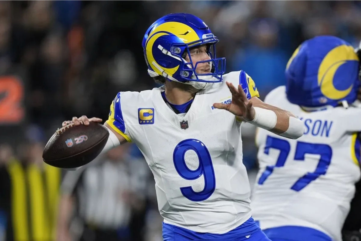 10 de janeiro de 2026; Charlotte, Carolina do Norte, EUA; O quarterback do Los Angeles Rams, Matthew Stafford (9), recua para passar a bola contra o Carolina Panthers no primeiro tempo da partida da rodada de Wild Card da NFC no Bank of America Stadium. Crédito obrigatório: Jim Dedmon-Imagn Images