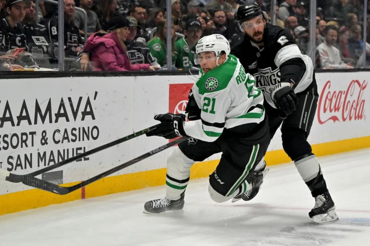 12 de enero de 2026; Los Ángeles, California, EE. UU.; El extremo izquierdo de los Dallas Stars, Jason Robertson (21), y el defensa de Los Angeles Kings, Brian Dumoulin (2), se enfrentan en el primer periodo en el Crypto.com Arena. Crédito obligatorio: Jayne Kamin-Oncea-Imagn Images.