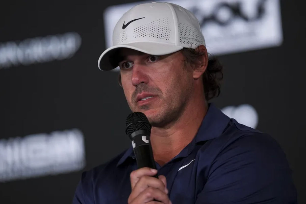 22 de agosto de 2025; Detroit, Michigan, EUA; Brooks Koepka, do Smash GC, fala com a imprensa após as quartas de final do LIV Golf Michigan Team Championship no The Cardinal at Saint John's Resort. Crédito obrigatório: Aaron Doster-Imagn Images
