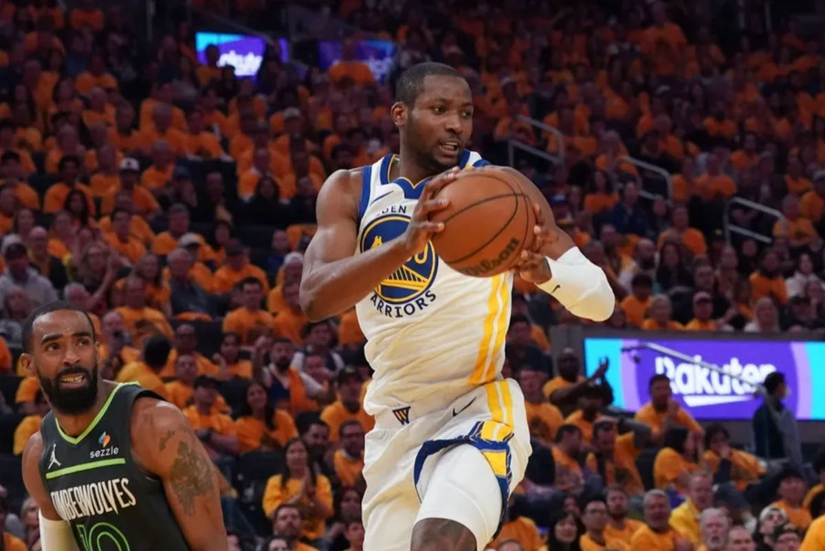 10 de maio de 2025; São Francisco, Califórnia, EUA; O ala do Golden State Warriors, Jonathan Kuminga (00), pega um rebote na frente do armador do Minnesota Timberwolves, Mike Conley (10), no segundo quarto do jogo três da segunda rodada dos Playoffs da NBA de 2025, no Chase Center. Crédito obrigatório: David Gonzales-Imagn Images