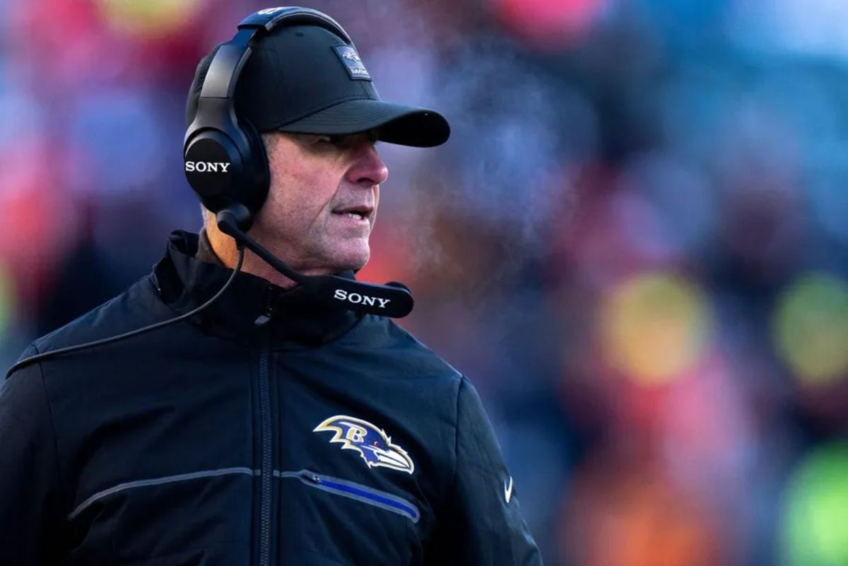 El entrenador en jefe de los Baltimore Ravens, John Harbaugh, camina por la banda en el cuarto cuarto del partido de fútbol americano de la NFL entre los Baltimore Ravens y los Cincinnati Bengals en el Paycor Stadium en Cincinnati el 14 de diciembre de 2025. FOTO USA TODAY SPORTS IMAGES