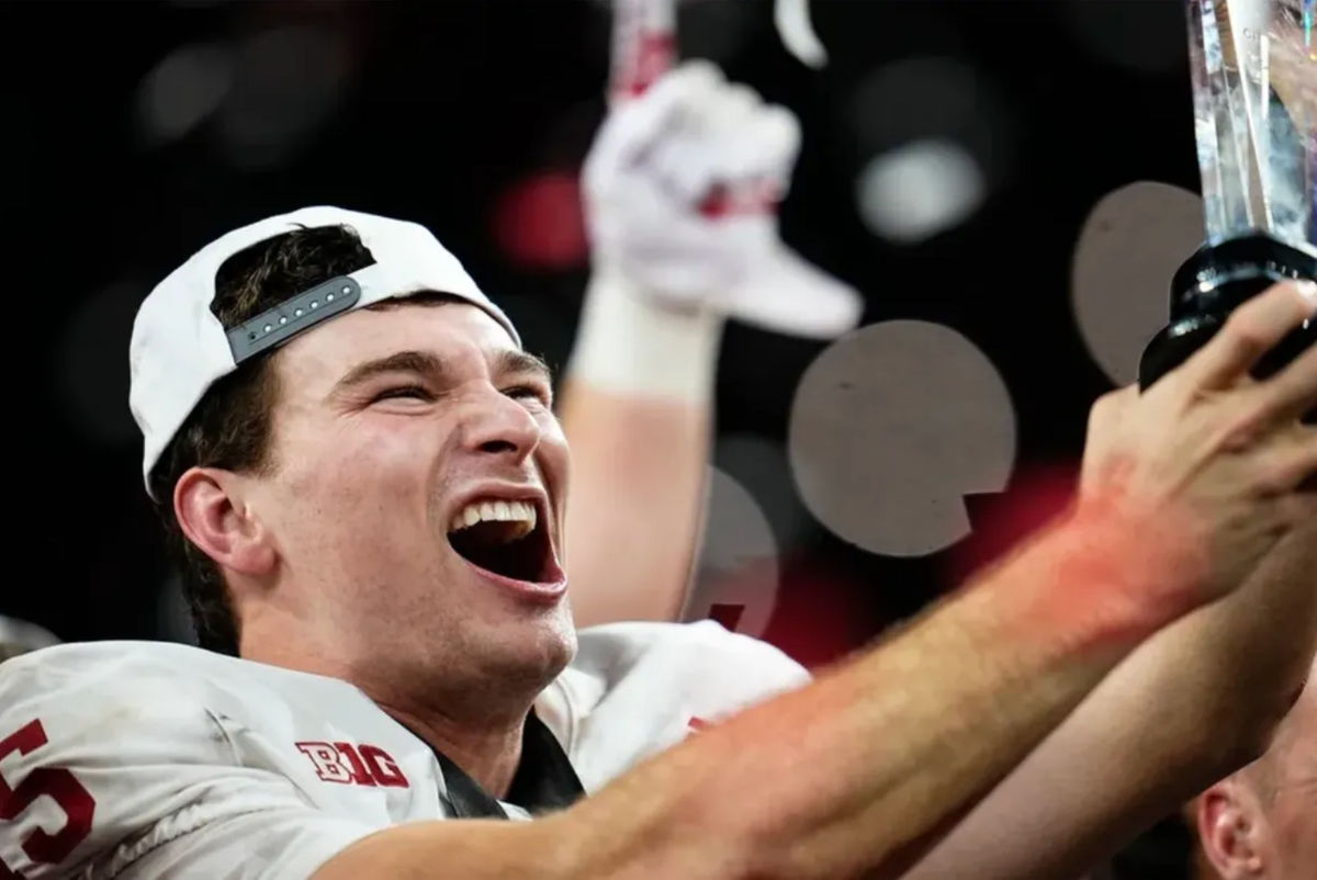 O quarterback do Indiana Hoosiers, Fernando Mendoza (15), comemora com o troféu de MVP após o jogo do campeonato da Conferência Big Ten contra o Ohio State Buckeyes no Lucas Oil Stadium em Indianápolis, em 6 de dezembro de 2025. O Ohio State perdeu por 13 a 10. FOTO: USA TODAY SPORTS IMAGES