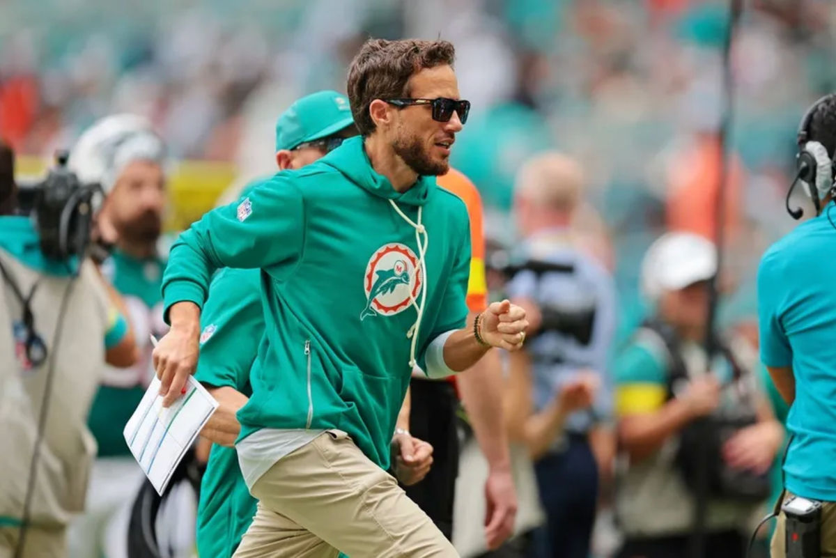 21 de diciembre de 2025; Miami Gardens, Florida, EE. UU.; El entrenador de los Miami Dolphins, Mike McDaniel, observa durante el segundo cuarto contra los Cincinnati Bengals en el Hard Rock Stadium. Crédito obligatorio: Sam Navarro-Imagn Images