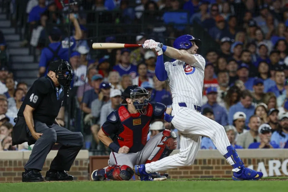 5 de setembro de 2025; Chicago, Illinois, EUA; O jogador de campo direito do Chicago Cubs, Kyle Tucker (30), rebate um home run de três corridas contra o Atlanta Braves durante a terceira entrada no Wrigley Field. Crédito obrigatório: Kamil Krzaczynski-Imagn Images