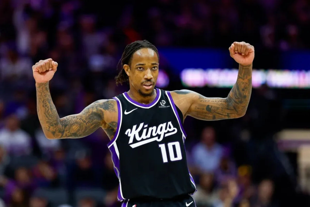 14 de enero de 2026; Sacramento, California, EE. UU.; El base de los Sacramento Kings, DeMar DeRozan (10), celebra tras una canasta durante el tercer cuarto contra los New York Knicks en el Golden 1 Center. Crédito obligatorio: Sergio Estrada-Imagn Images