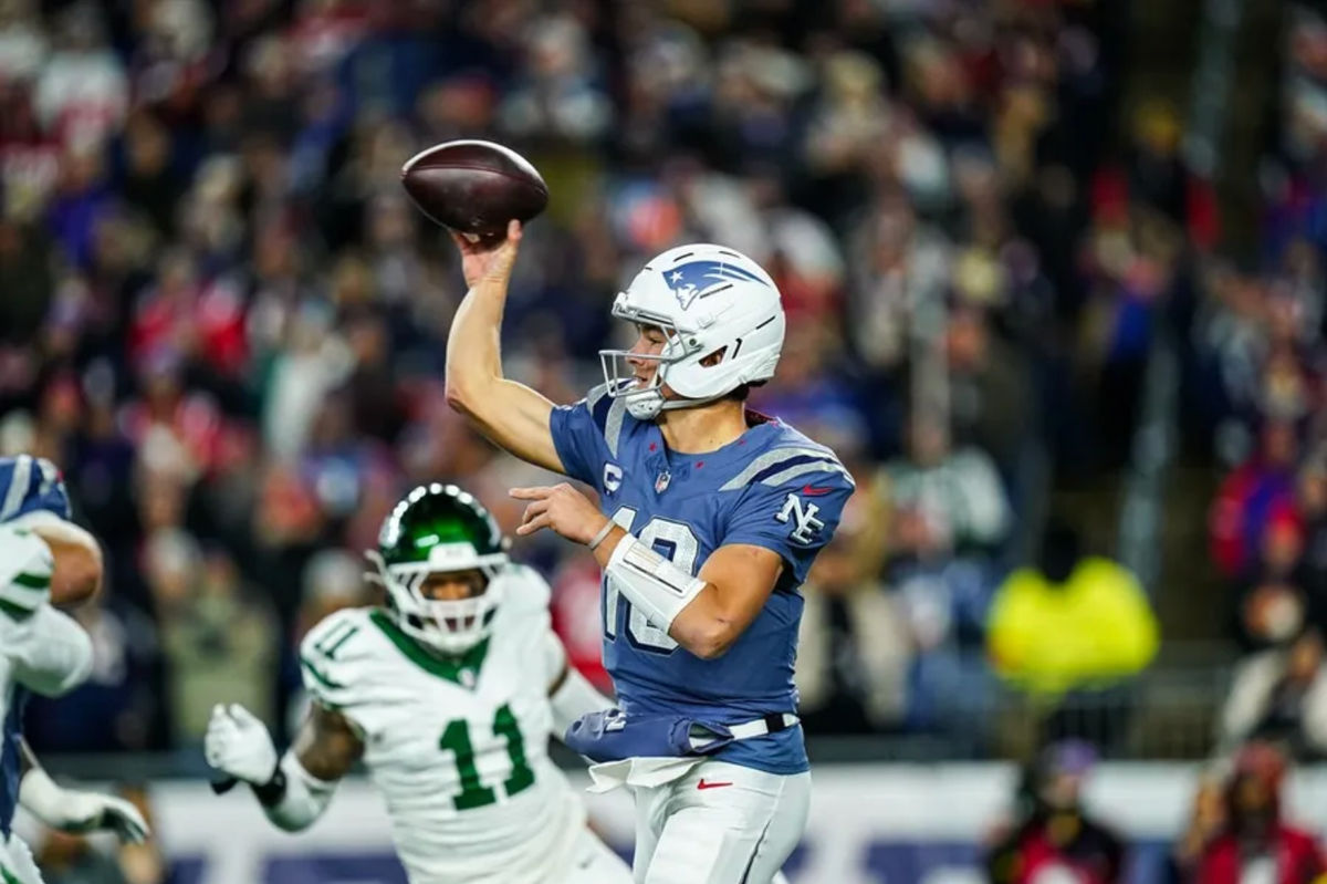 13 de noviembre de 2025; Foxborough, Massachusetts, EE. UU.; El mariscal de campo de los New England Patriots, Drake Maye (10), lanza un pase contra los New York Jets en el segundo cuarto en el Estadio Gillette. Crédito obligatorio: David Butler II-Imagn Images