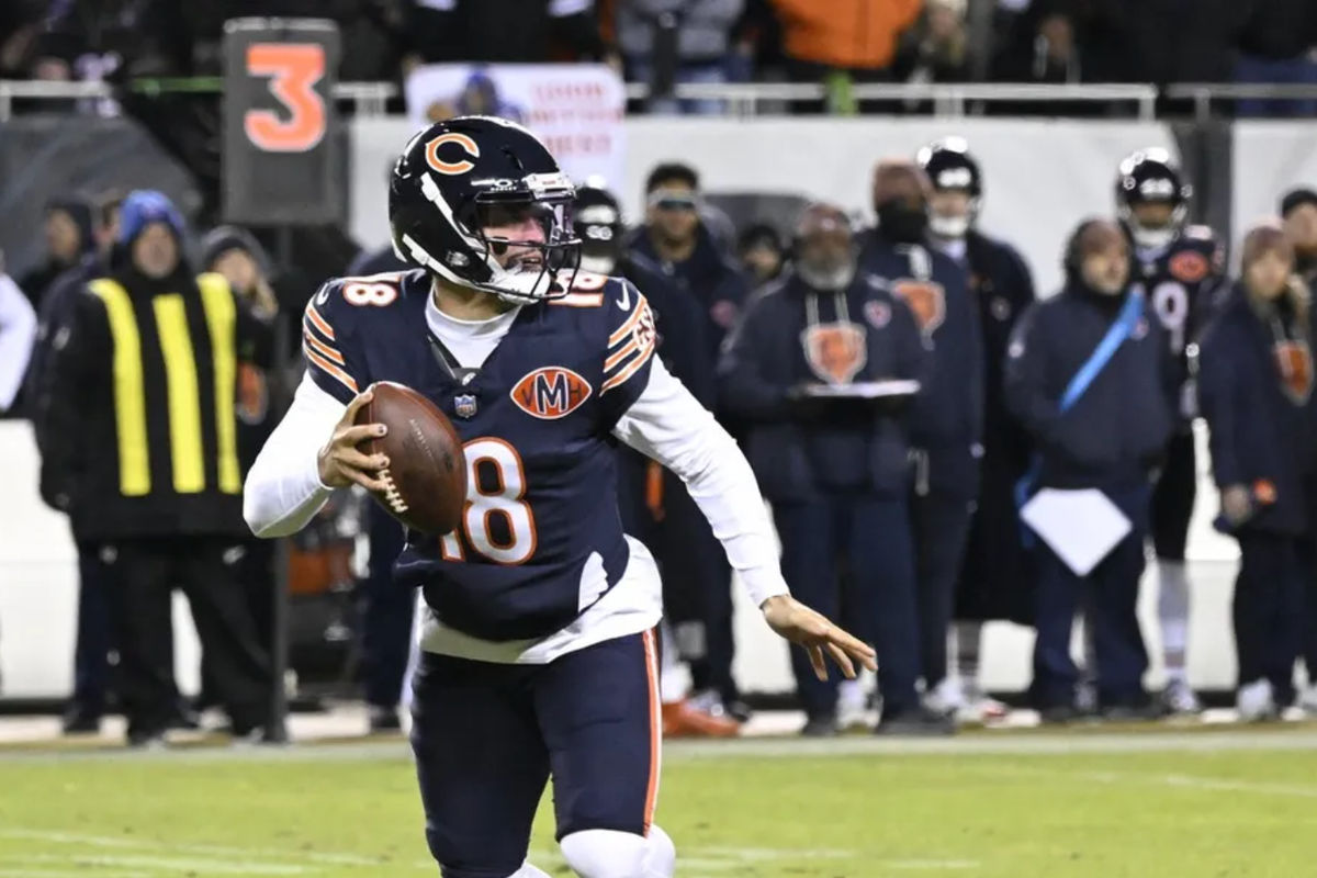 10 de janeiro de 2026; Chicago, IL, EUA; O quarterback do Chicago Bears, Caleb Williams (18), observa o campo contra o Green Bay Packers durante o primeiro tempo de um jogo da rodada de Wild Card da NFC no Soldier Field. Crédito obrigatório: Matt Marton-Imagn Images