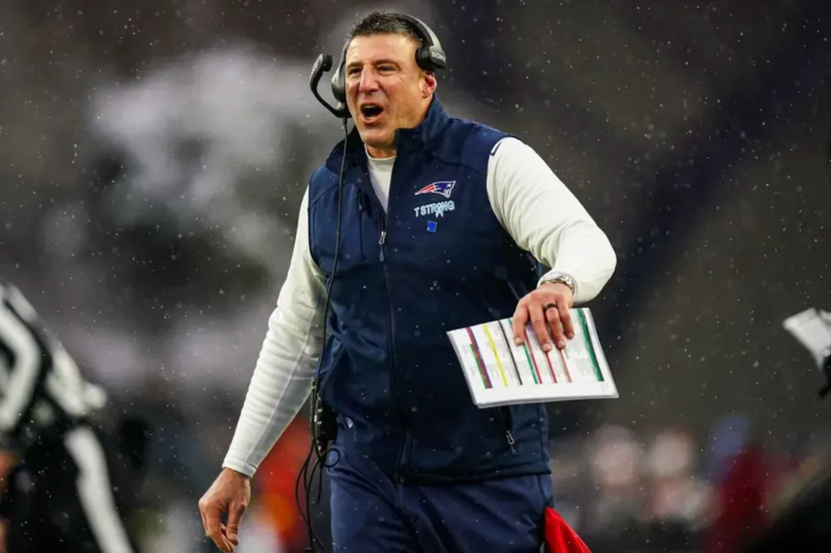 14 de diciembre de 2025; Foxborough, Massachusetts, EE. UU.; El entrenador de los New England Patriots, Mike Vrabel, reacciona desde la banda durante el partido contra los Buffalo Bills en el Estadio Gillette. Crédito obligatorio: David Butler II-Imagn Images