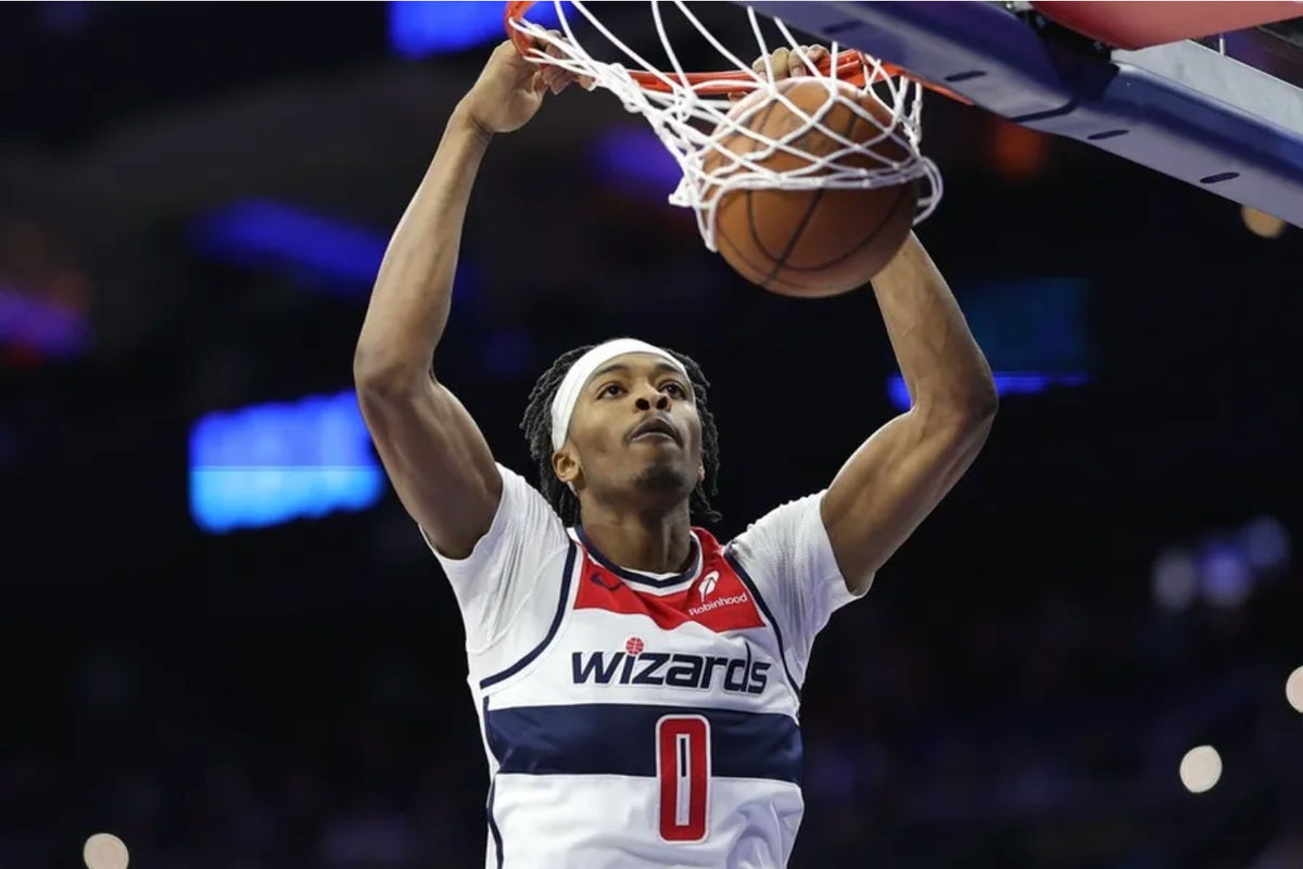 7 de enero de 2026; Filadelfia, Pensilvania, EE. UU.; El base de los Washington Wizards, Bilal Coulibaly (0), clava el balón contra los Philadelphia 76ers durante el segundo cuarto en el Xfinity Mobile Arena. Crédito obligatorio: Bill Streicher-Imagn Images.