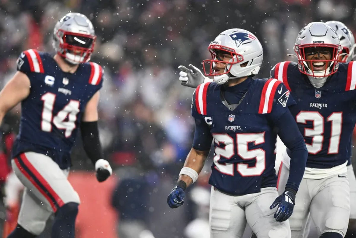 18 de janeiro de 2026; Foxborough, MA, EUA; O cornerback do New England Patriots, Marcus Jones (25), comemora após marcar um touchdown no segundo quarto contra o Houston Texans em um jogo da rodada divisional da AFC no Gillette Stadium. Crédito obrigatório: Brian Fluharty-Imagn Images