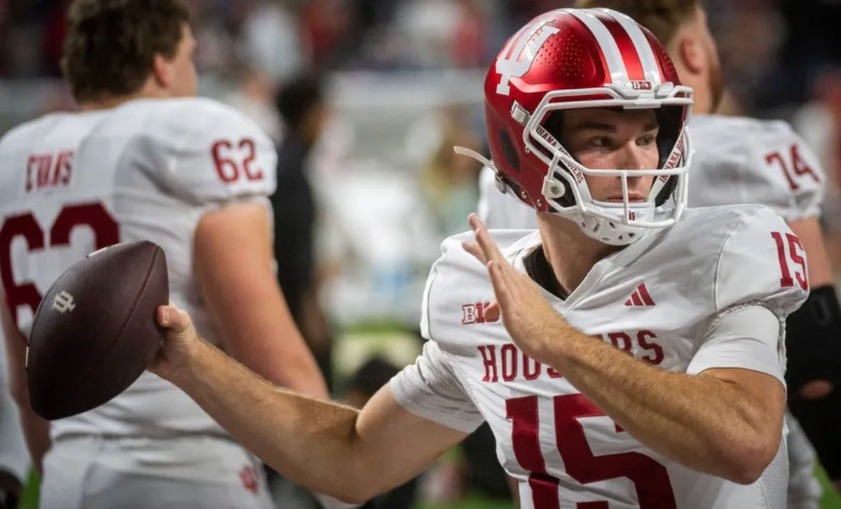 Fernando Mendoza (15) de Indiana se suelta antes del partido de fútbol del campeonato Big Ten entre Indiana y Ohio State en el Lucas Oil Stadium el sábado 6 de diciembre de 2025. FOTO USA TODAY SPORTS IMAGES