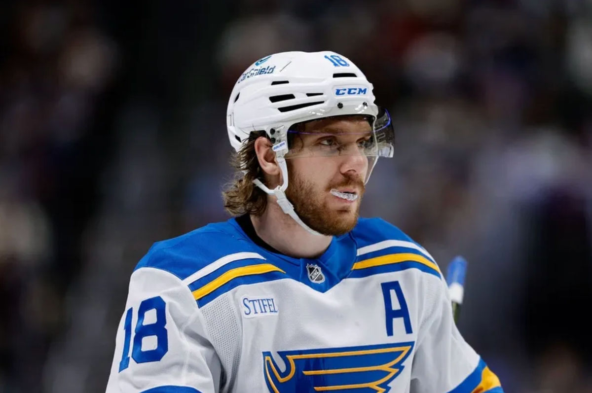31 de diciembre de 2025; Denver, Colorado, EE. UU.; El pívot de los St. Louis Blues, Robert Thomas (18), en el tercer periodo contra los Colorado Avalanche en el Ball Arena. Crédito obligatorio: Isaiah J. Downing-Imagn Images