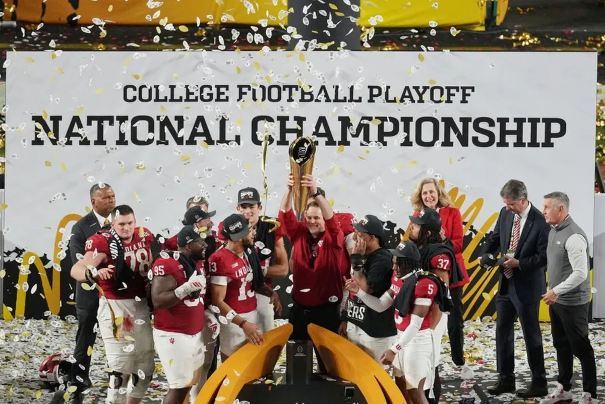 19 de enero de 2026; Miami Gardens, Florida, EE. UU.; El entrenador de los Indiana Hoosiers, Curt Cignetti, levanta el trofeo mientras el equipo celebra la victoria en el partido del Campeonato Nacional de Fútbol Americano Universitario en el Hard Rock Stadium. Crédito obligatorio: James Lang-Imagn Images.