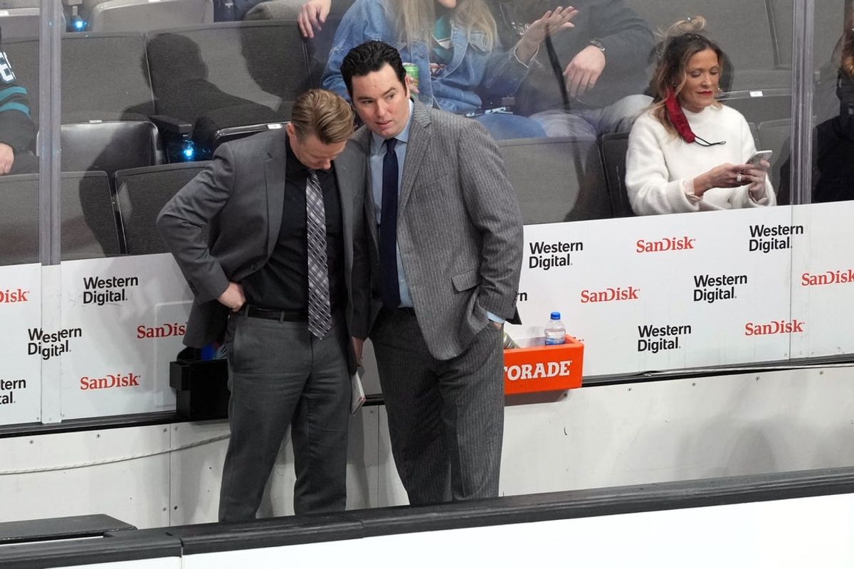 Feb 14, 2022; San Jose, California, USA; Edmonton Oilers head coach Jay Woodcroft talks to Edmonton Oilers assistant coach Glen Gulutzan before the third period against the San Jose Sharks at SAP Center at San Jose. Mandatory Credit: Darren Yamashita-Imagn Images