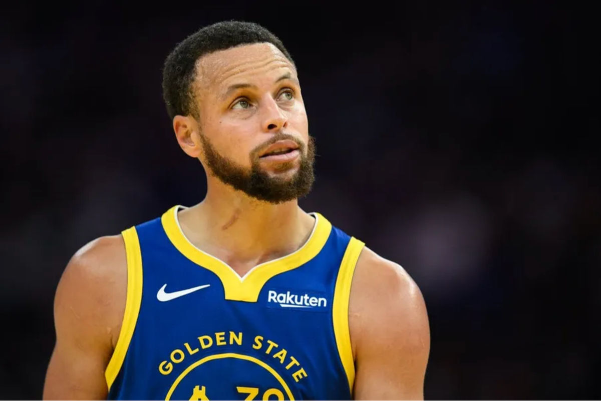 4 de noviembre de 2025; San Francisco, California, EE. UU.; El base de los Golden State Warriors, Stephen Curry (30), observa el partido contra los Phoenix Suns en el tercer cuarto en el Chase Center. Crédito obligatorio: Eakin Howard-Imagn Images