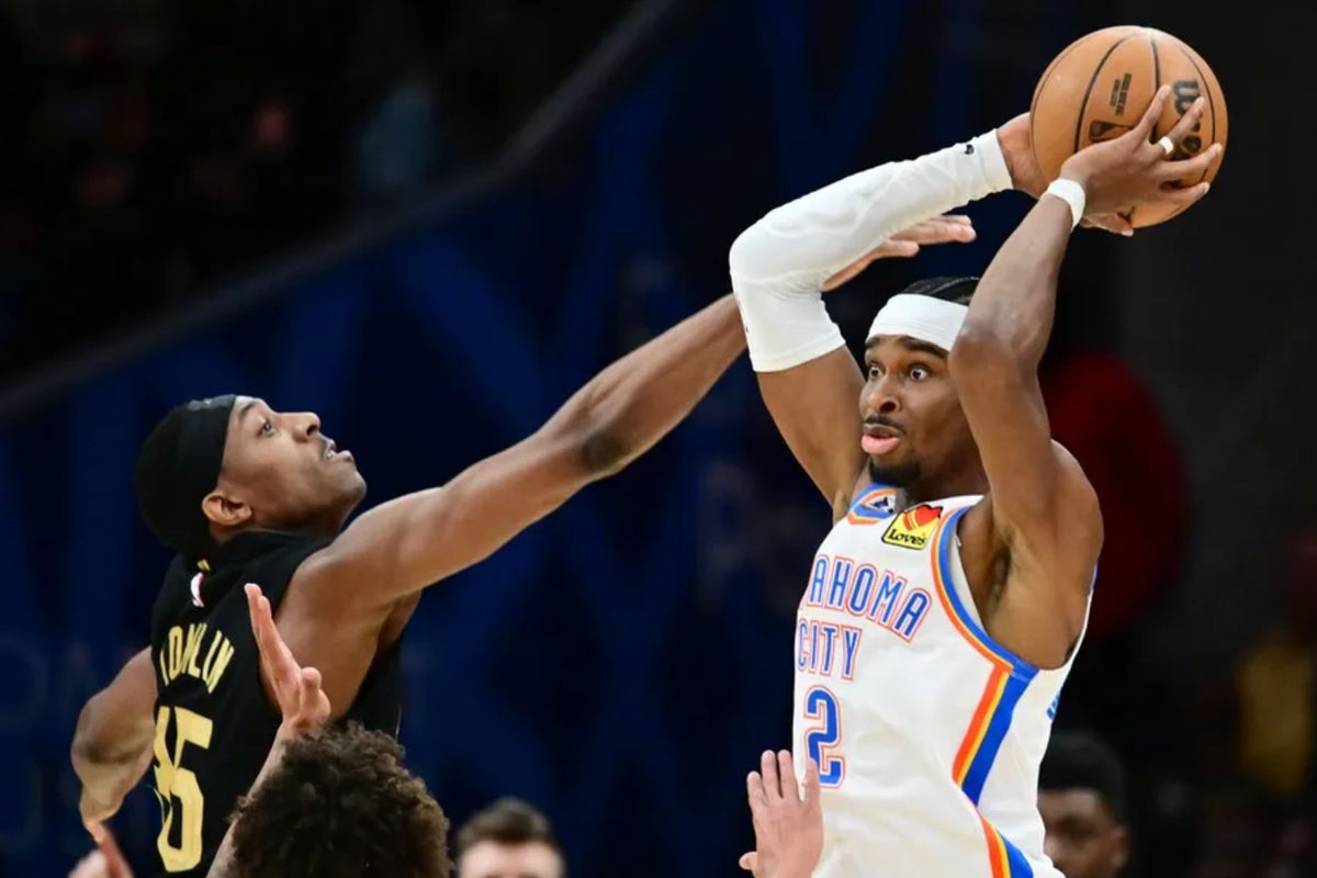 19 de enero de 2026; Cleveland, Ohio, EE. UU.; El base del Oklahoma City Thunder, Shai Gilgeous-Alexander (2), intenta lanzar contra el alero de los Cleveland Cavaliers, Nae'qwan Tomlin (35), durante la segunda mitad en el Rocket Arena. Crédito obligatorio: Ken Blaze-Imagn Images.