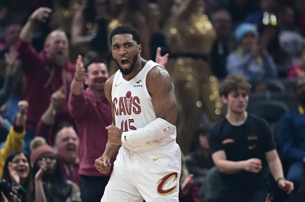 31 de diciembre de 2025; Cleveland, Ohio, EE. UU.; El base de los Cleveland Cavaliers, Donovan Mitchell (45), reacciona tras recibir una falta y anotar durante la primera mitad contra los Phoenix Suns en el Rocket Arena. Crédito obligatorio: David Dermer-Imagn Images.