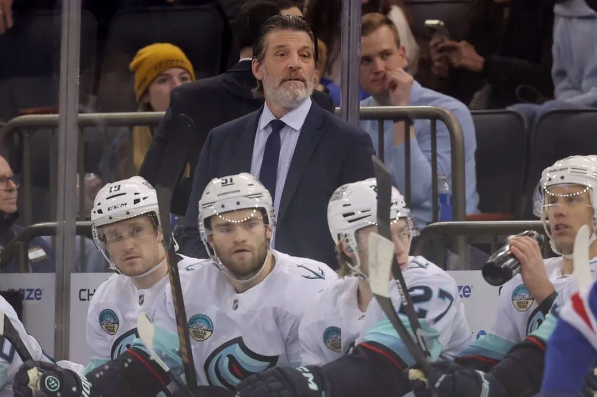 12 de enero de 2026; Nueva York, EE. UU.; Lane Lambert, entrenador de los Seattle Kraken, entrena contra los New York Rangers durante el primer periodo en el Madison Square Garden. Crédito obligatorio: Brad Penner-Imagn Images
