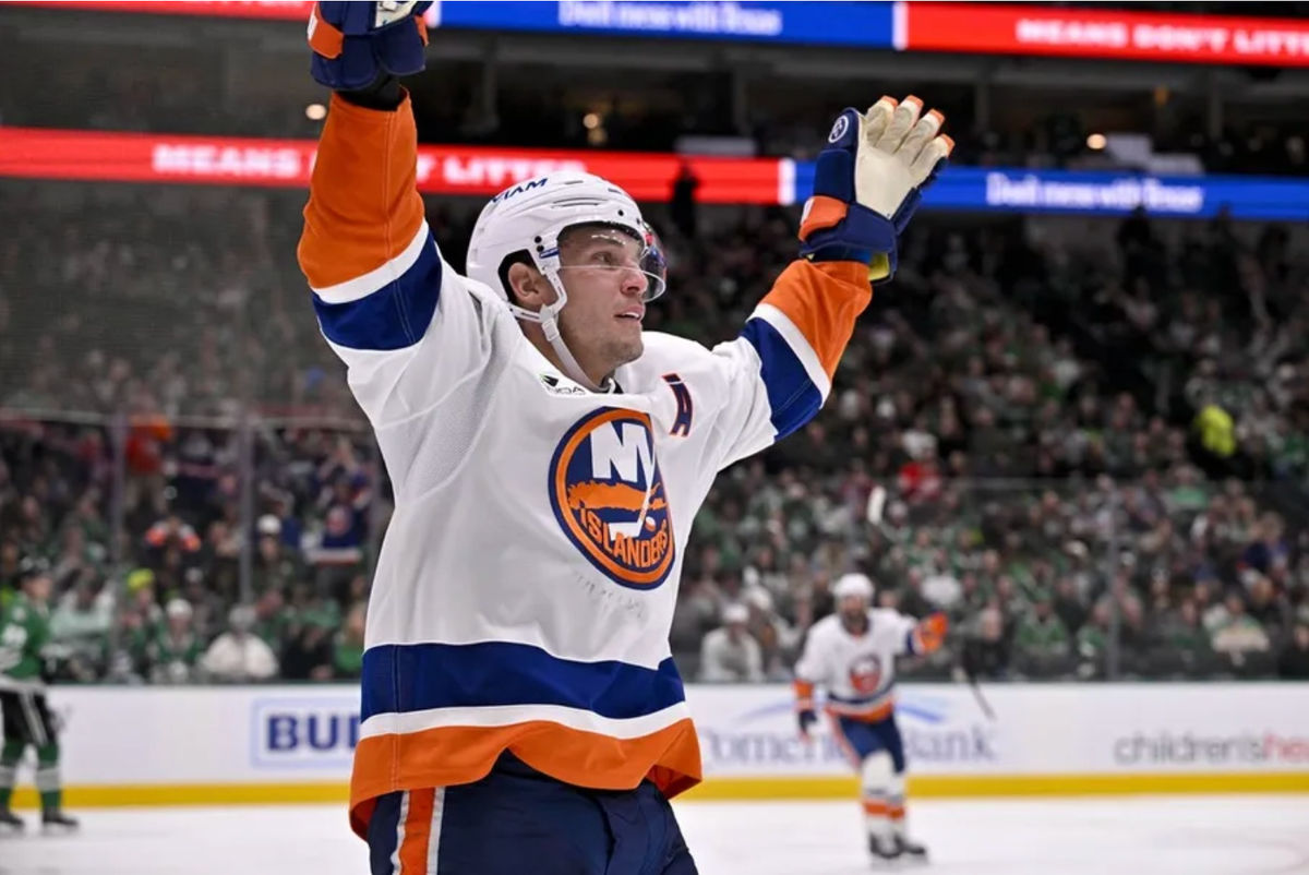 18 de noviembre de 2025; Dallas, Texas, EE. UU.; El pívot de los New York Islanders, Bo Horvat (14), celebra tras anotar un gol contra los Dallas Stars durante el tercer periodo en el American Airlines Center. Crédito obligatorio: Jerome Miron-Imagn Images