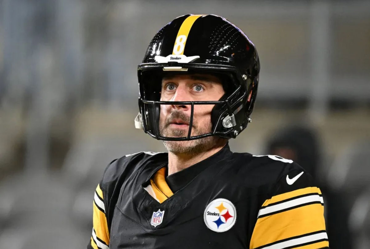 12 de janeiro de 2026; Pittsburgh, Pensilvânia, EUA; O quarterback do Pittsburgh Steelers, Aaron Rodgers (8), aquece antes do jogo da rodada de Wild Card da AFC contra o Houston Texans no Acrisure Stadium. Crédito obrigatório: Barry Reeger-Imagn Images