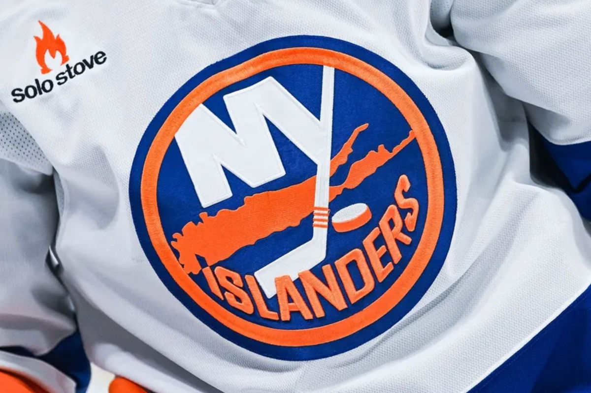 3 de diciembre de 2024; Montreal, Quebec, Canadá; Vista del logotipo de los New York Islanders en una camiseta que lució un miembro del equipo durante el calentamiento previo al partido contra los Montreal Canadiens en el Bell Centre. Crédito obligatorio: David Kirouac-Imagn Images