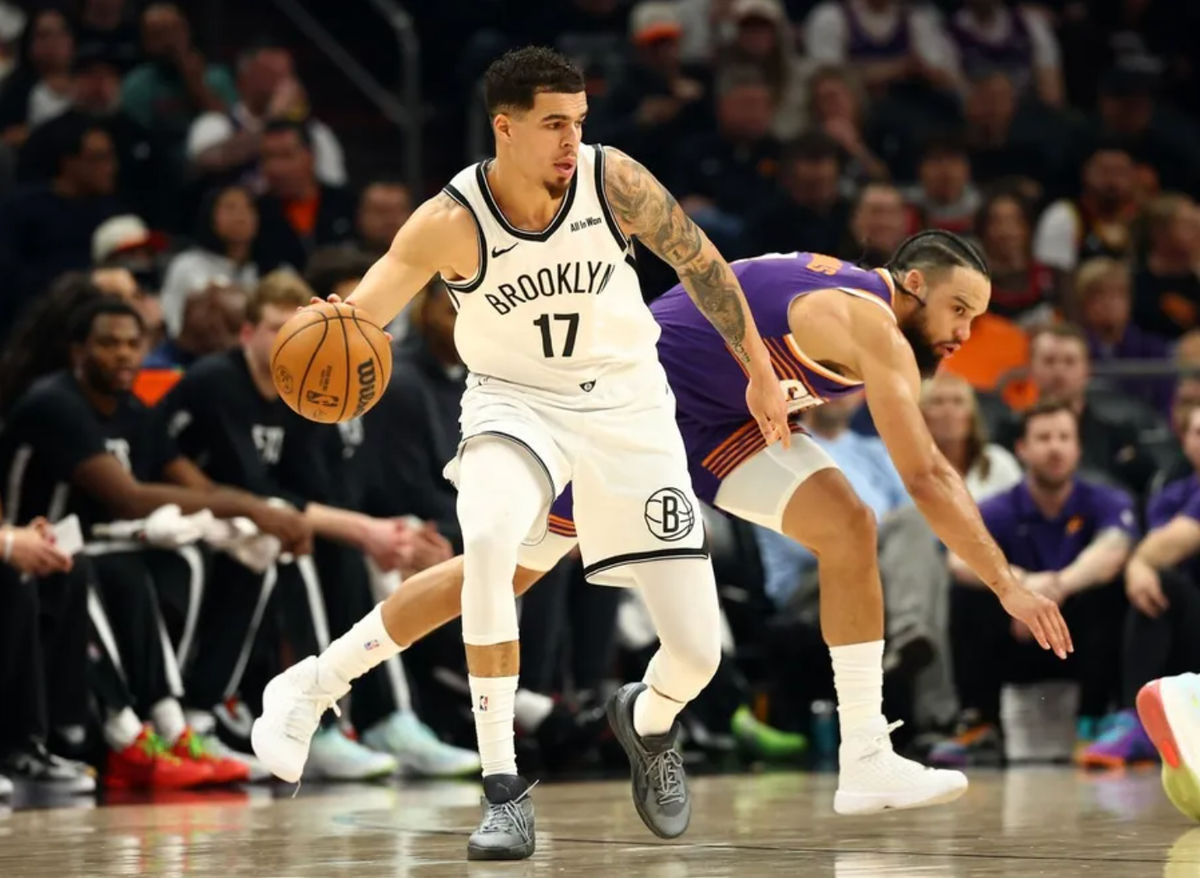27 de enero de 2026; Phoenix, Arizona, EE. UU.; El delantero de los Brooklyn Nets, Michael Porter Jr. (17), contra el delantero de los Phoenix Suns, Dillon Brooks (3), en la primera mitad en el Mortgage Matchup Center. Crédito obligatorio: Mark J. Rebilas-Imagn Images
