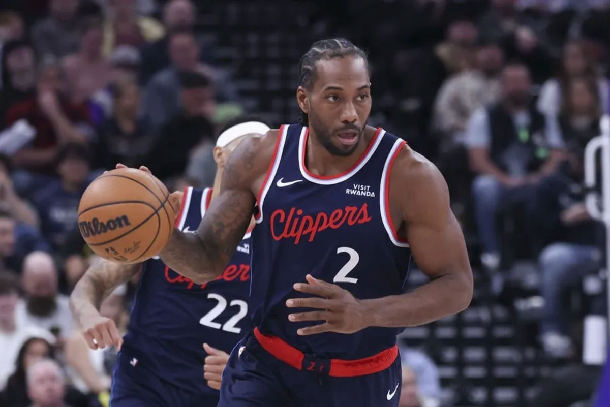 27 de janeiro de 2026; Salt Lake City, Utah, EUA; O ala do Los Angeles Clippers, Kawhi Leonard (2), conduz a bola contra o Utah Jazz durante o segundo tempo no Delta Center. Crédito obrigatório: Rob Gray-Imagn Images
