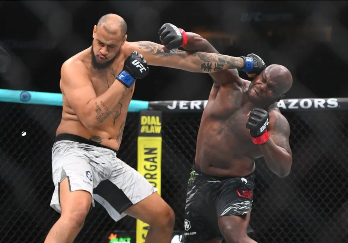 12 de julho de 2025; Nashville, Tennessee, Estados Unidos; Derrick Lewis (luvas vermelhas) luta contra Tallison Teixeira (luvas azuis) em um combate de pesos pesados durante o UFC Fight Night na Bridgestone Arena. Crédito obrigatório: Steve Roberts-Imagn Images