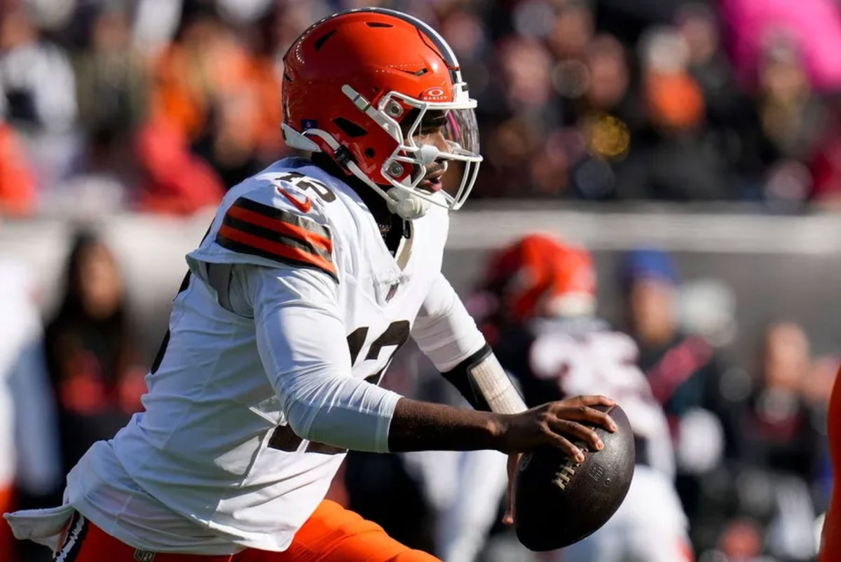 El mariscal de campo de los Cleveland Browns, Shedeur Sanders (12), se lanza en el primer cuarto del partido de la Semana 18 de la NFL entre los Cincinnati Bengals y los Cleveland Browns en el Paycor Stadium en el centro de Cincinnati el domingo 4 de enero de 2026.