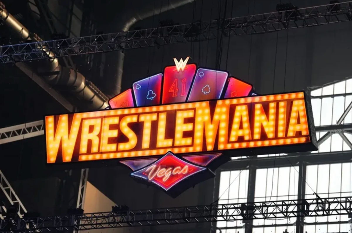 1 de febrero de 2025; Indianápolis, IN, EE. UU.; Carteles de WrestleMania en exhibición durante el Royal Rumble de la WWE en el Lucas Oil Stadium. Crédito obligatorio: Joe Camporeale-Imagn Images