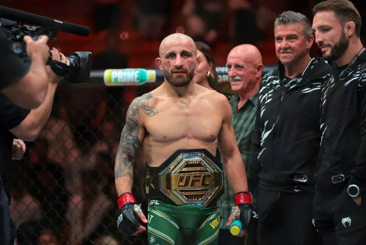 12 de abril de 2025; Miami, Flórida, ESTADOS UNIDOS; Alexander Volkanovski (luvas vermelhas) comemora após derrotar Diego Lopes (não aparece na foto) durante o UFC 314 no Kaseya Center. Crédito obrigatório: Sam Navarro-Imagn Images